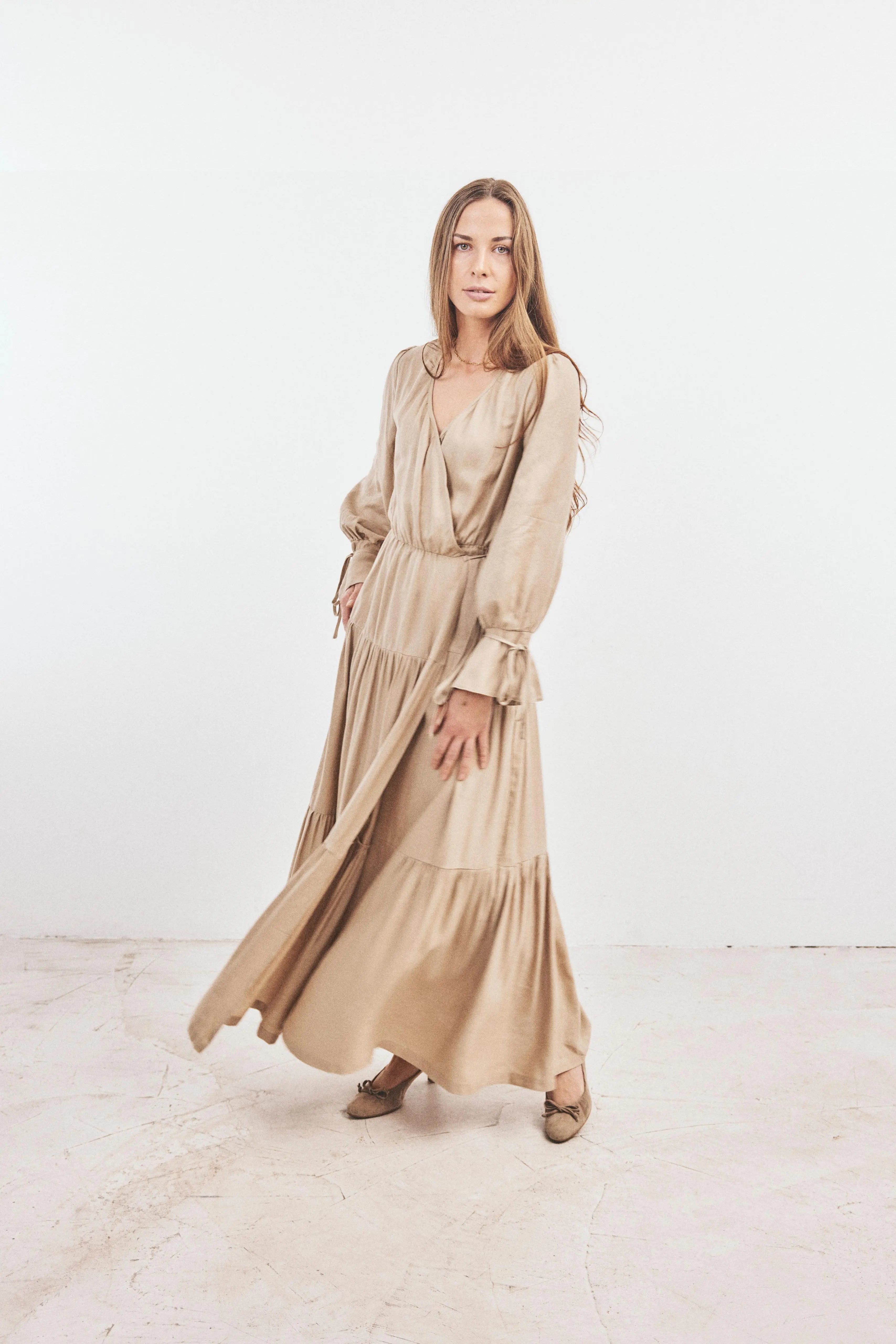Wickelkleid mit V-Schnitt in Beigefarbe