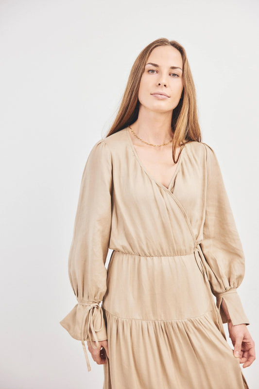 Wickelkleid mit V-Schnitt in Beigefarbe