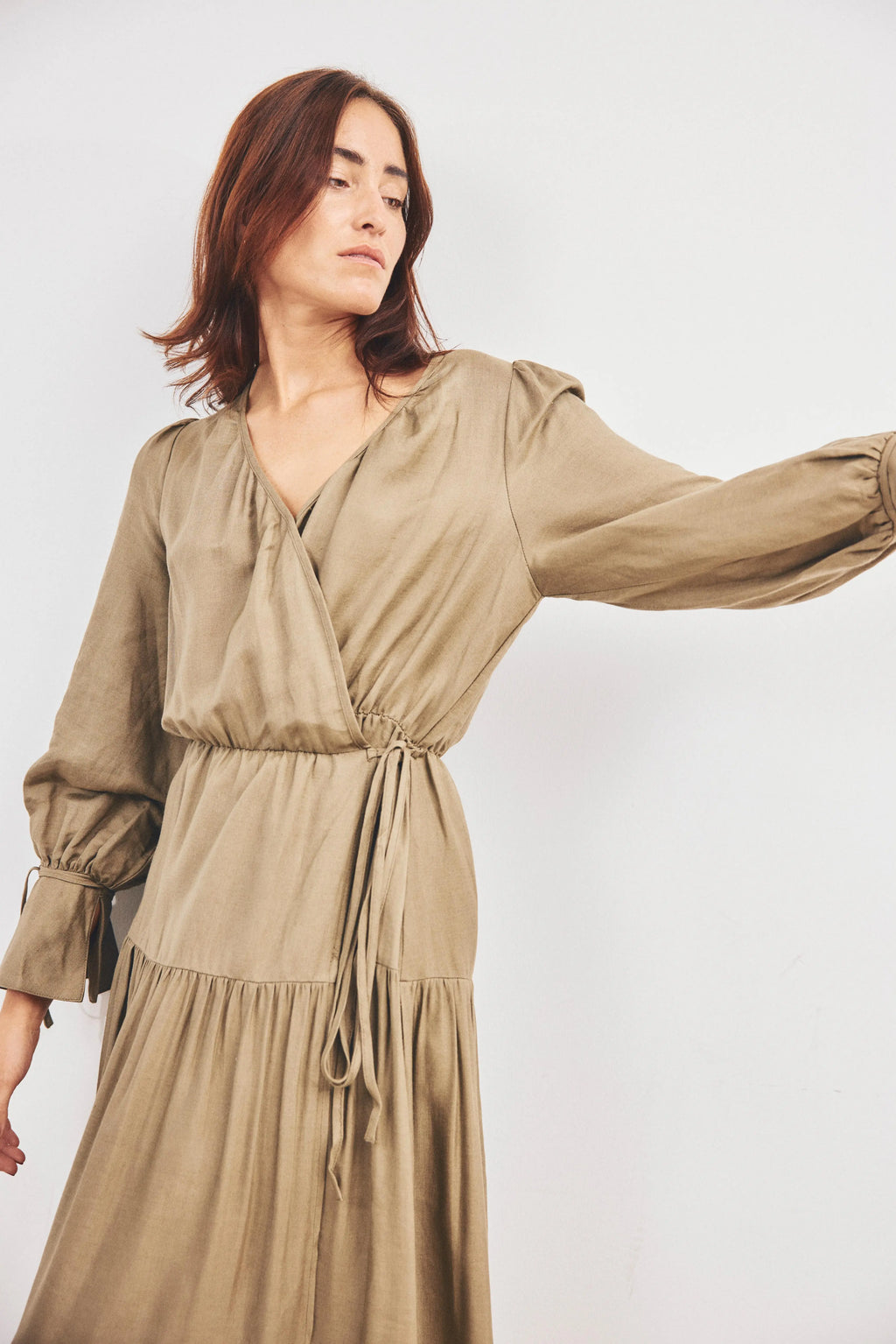 Wickelkleid mit V-Schnitt in Khakifarbe