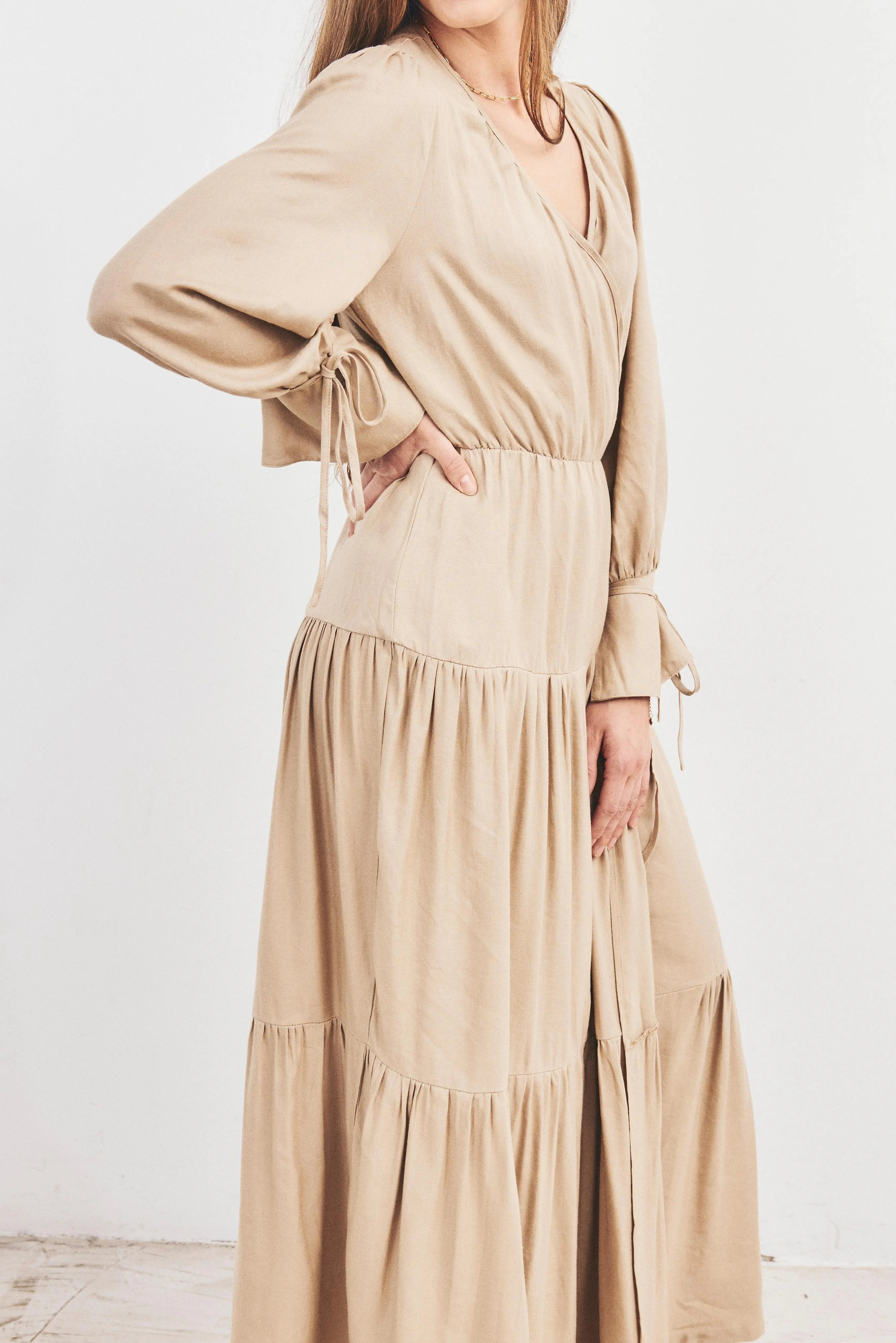 Wickelkleid mit V-Schnitt in Beigefarbe