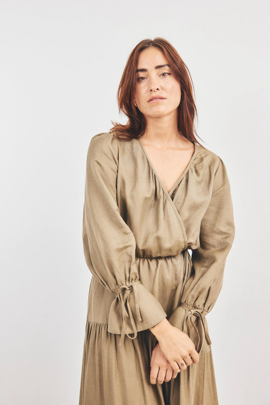 Wickelkleid mit V-Schnitt in Khakifarbe
