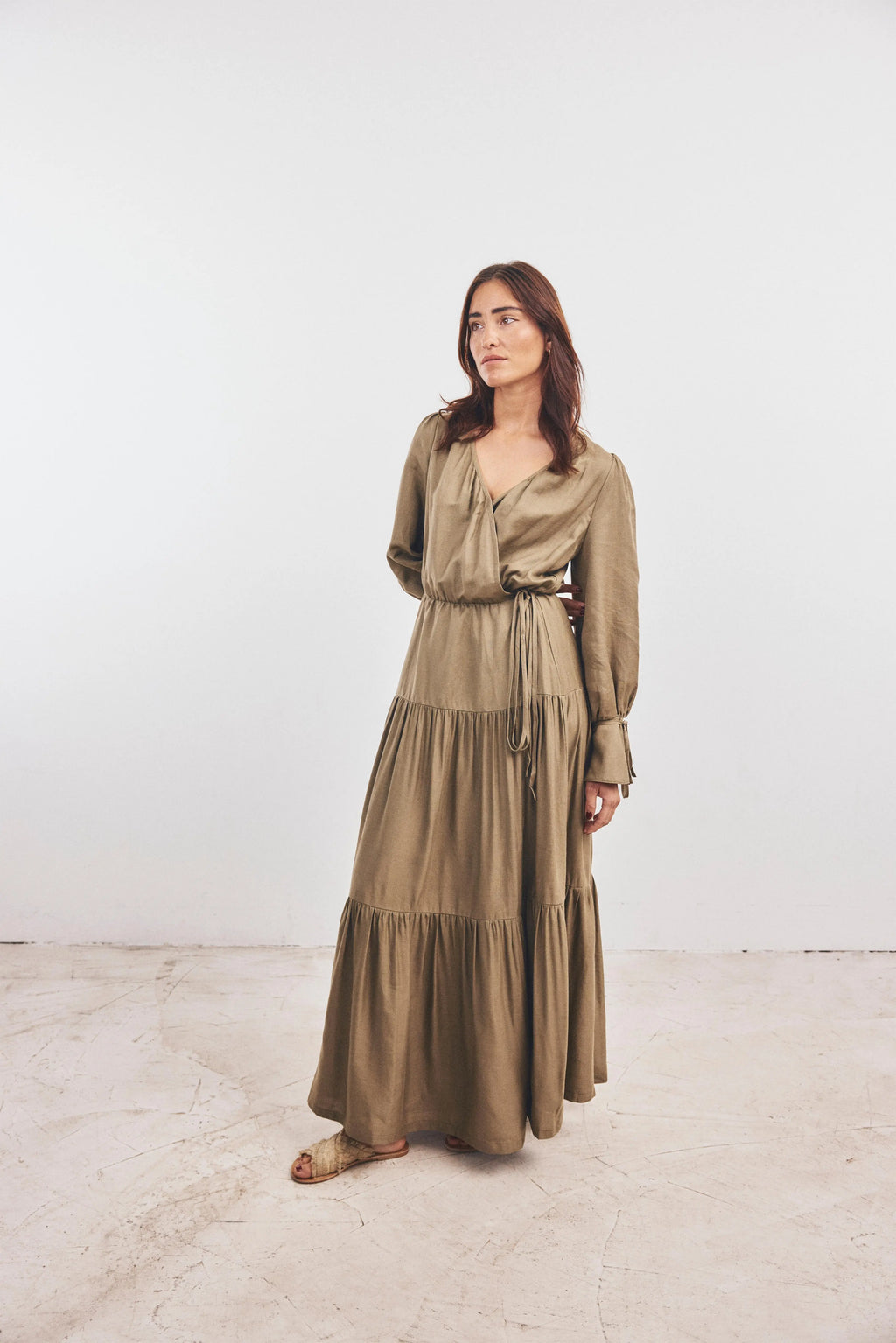 Wickelkleid mit V-Schnitt in Khakifarbe