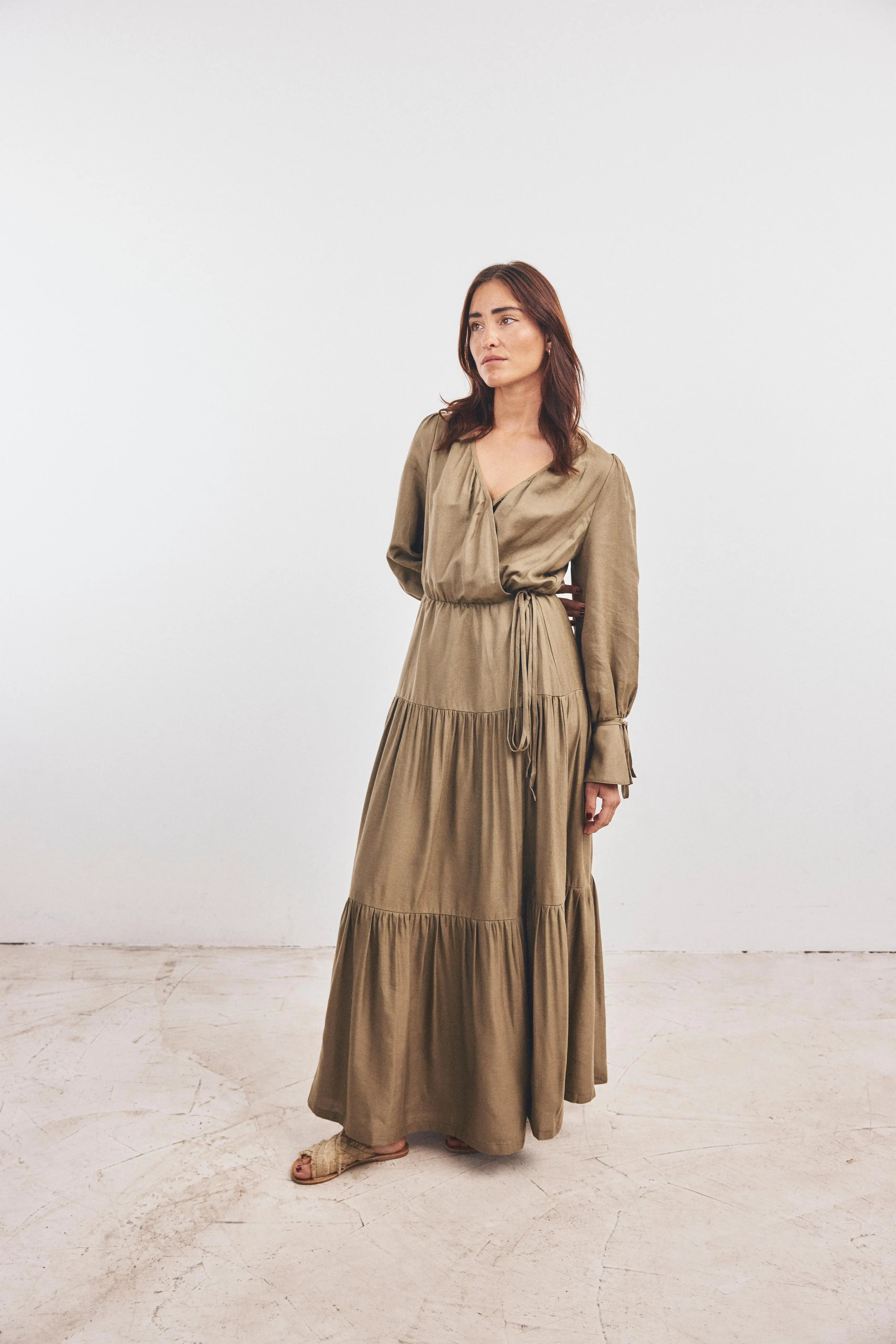 Wickelkleid mit V-Schnitt in Khakifarbe
