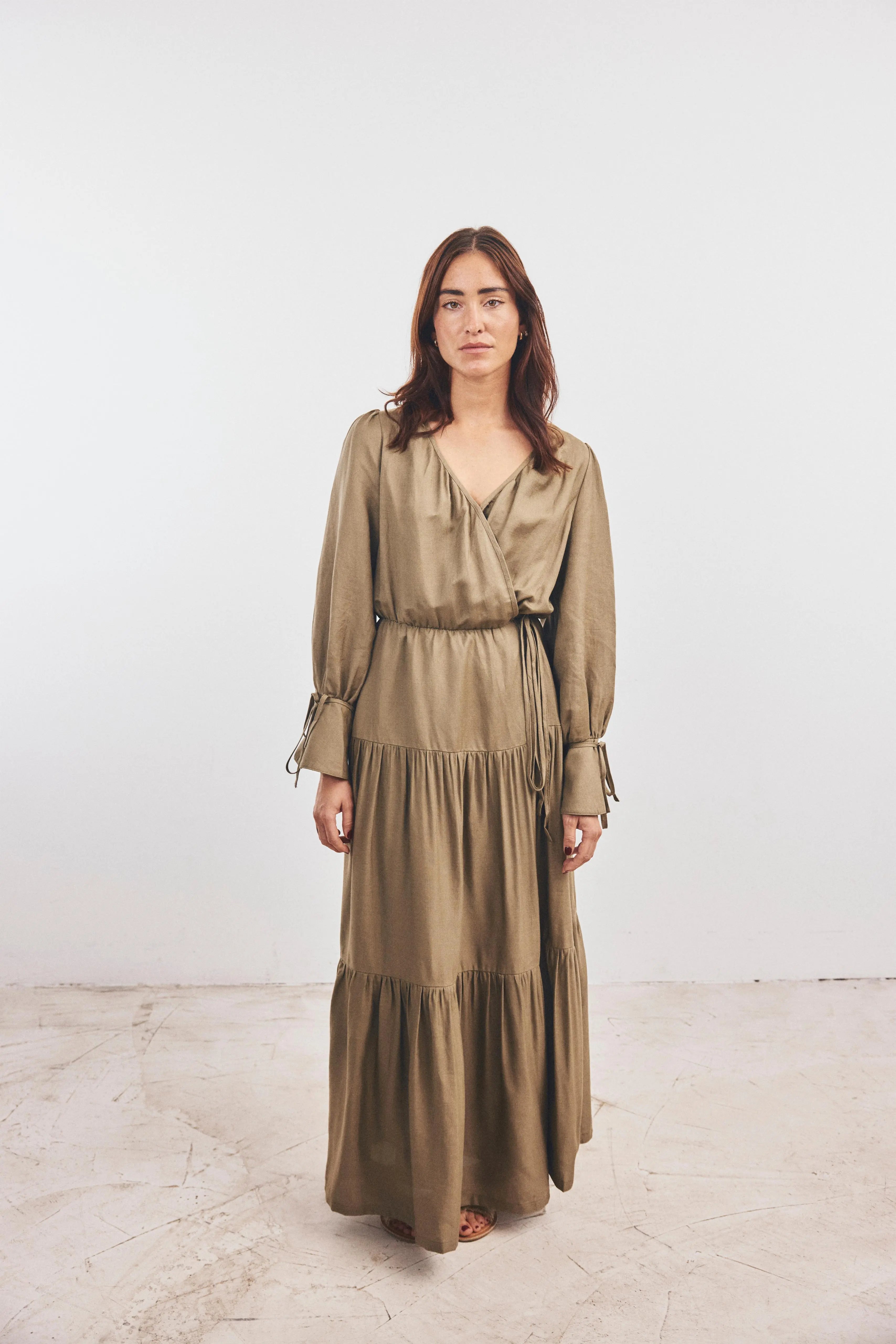 Wickelkleid mit V-Schnitt in Khakifarbe