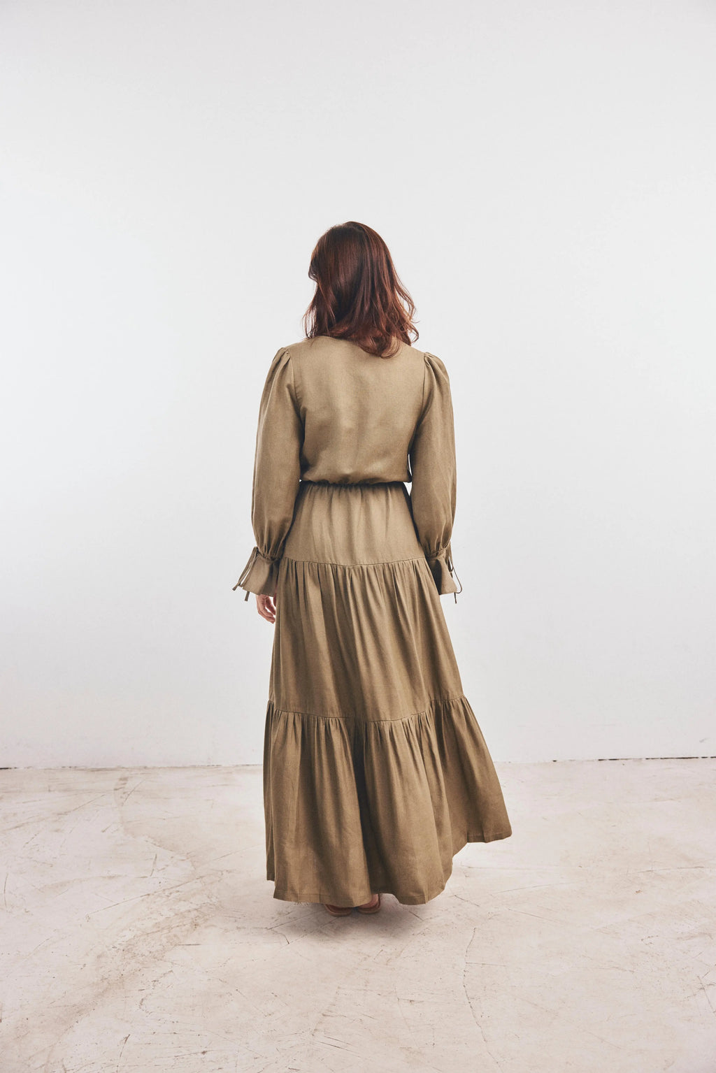 Wickelkleid mit V-Schnitt in Khakifarbe