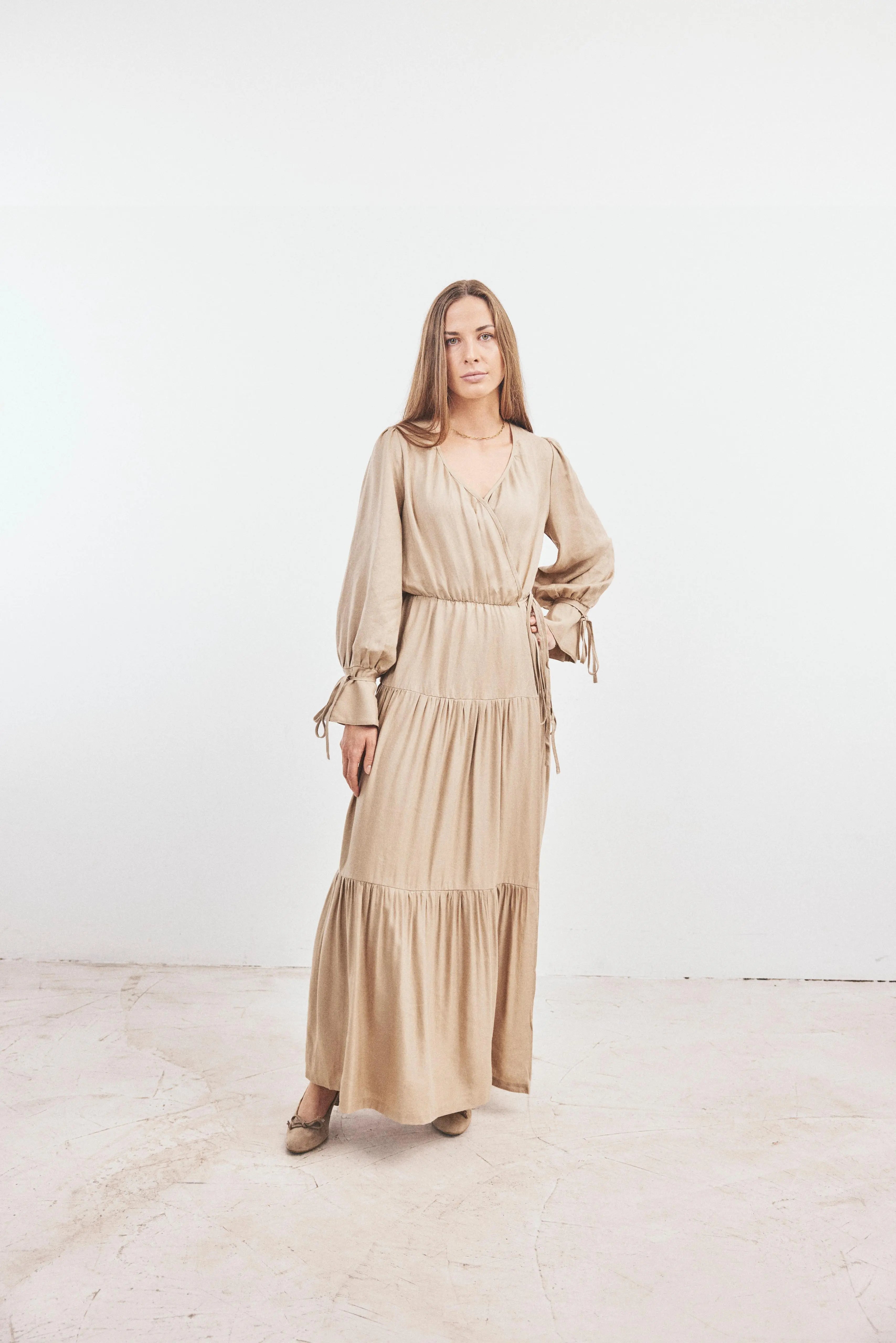 Wickelkleid mit V-Schnitt in Beigefarbe